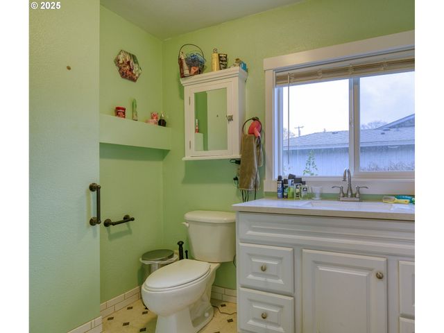 385 N 6TH St, St Helens, OR 97051