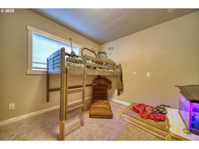 385 N 6TH St, St Helens, OR 97051