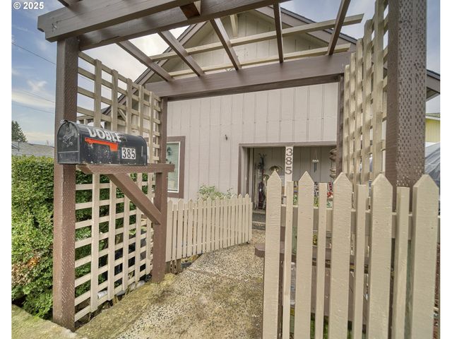 385 N 6TH St, St Helens, OR 97051