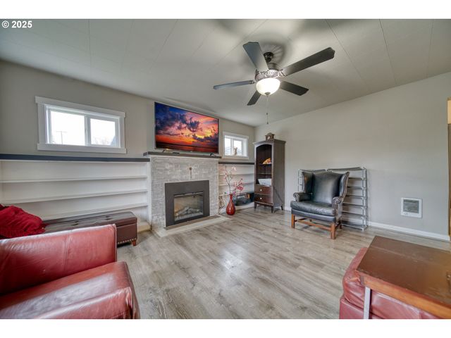 385 N 6TH St, St Helens, OR 97051