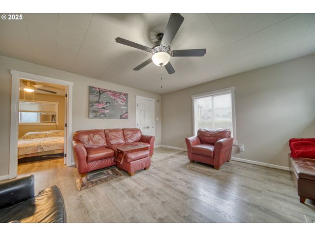 385 N 6TH St, St Helens, OR 97051