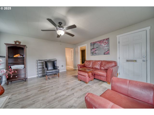 385 N 6TH St, St Helens, OR 97051