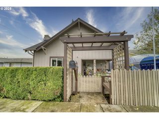 385 N 6TH St, St Helens, OR 97051