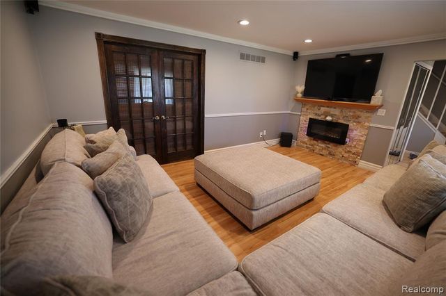 38684 Pinebrook Drive, Sterling Heights, MI 48310