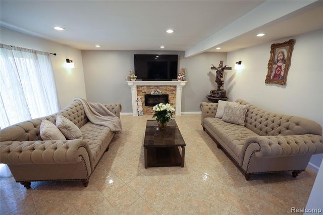 38684 Pinebrook Drive, Sterling Heights, MI 48310