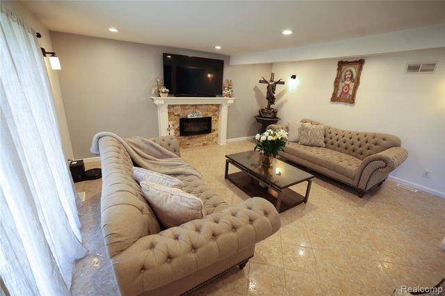 38684 Pinebrook Drive, Sterling Heights, MI 48310