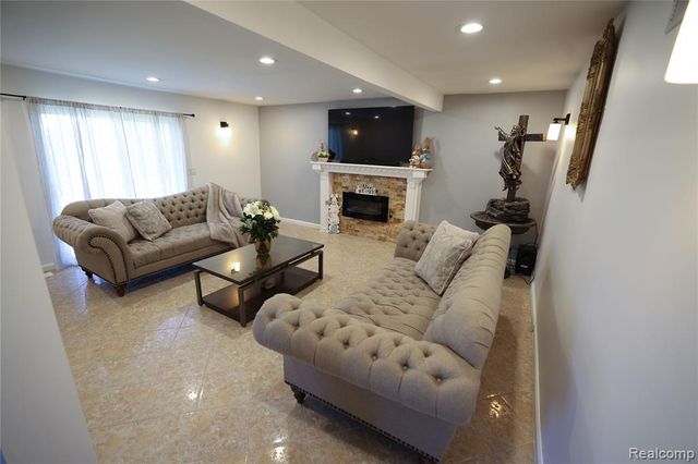 38684 Pinebrook Drive, Sterling Heights, MI 48310