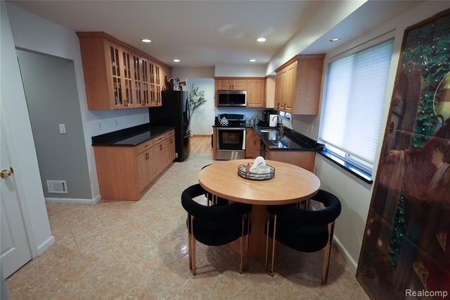 38684 Pinebrook Drive, Sterling Heights, MI 48310