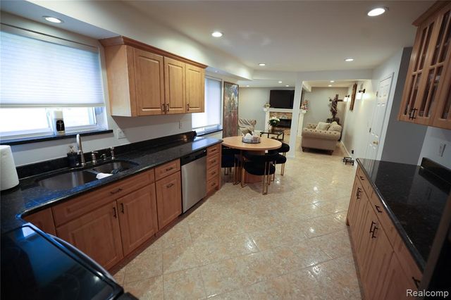 38684 Pinebrook Drive, Sterling Heights, MI 48310