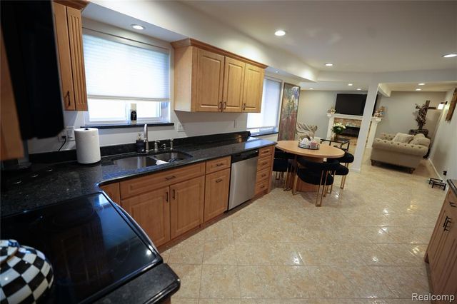38684 Pinebrook Drive, Sterling Heights, MI 48310