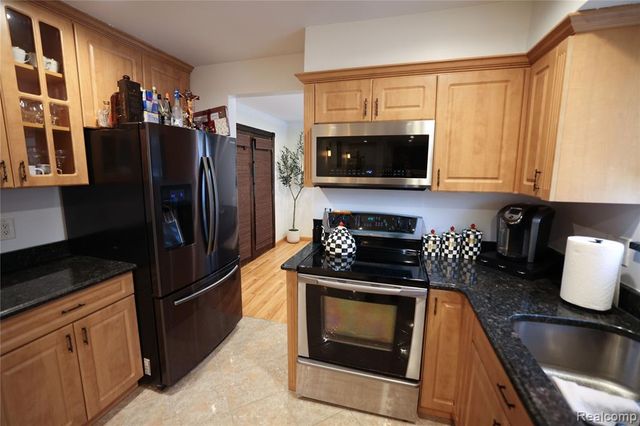 38684 Pinebrook Drive, Sterling Heights, MI 48310