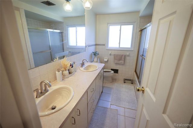 38684 Pinebrook Drive, Sterling Heights, MI 48310