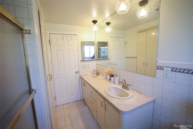 38684 Pinebrook Drive, Sterling Heights, MI 48310