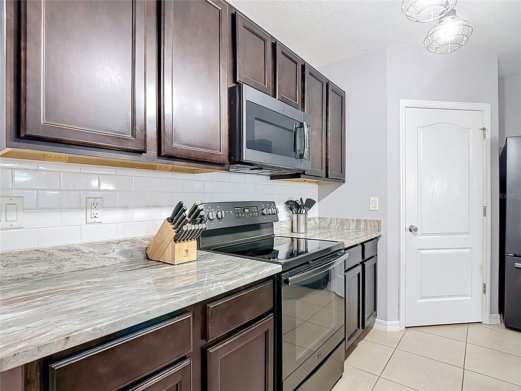 Image 9 of property listing at 1730 VAN GOGH DRIVE, Auburndale, FL 33823