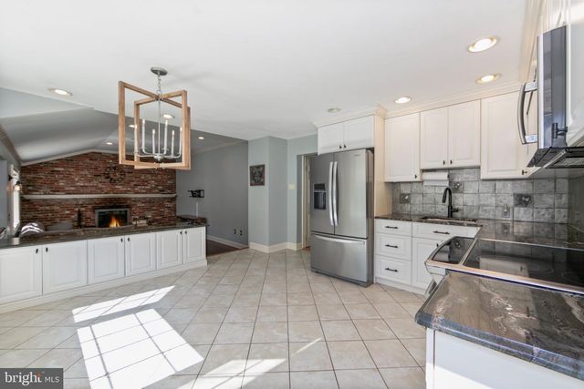 9 FOREST HILL DR, Cherry Hill, NJ 08003