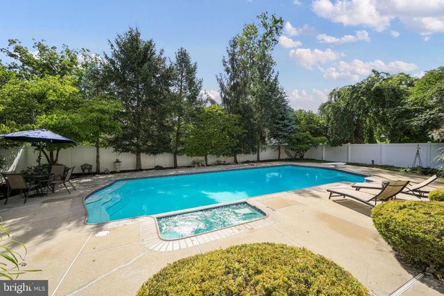 9 FOREST HILL DR, Cherry Hill, NJ 08003