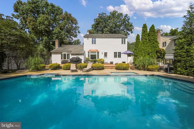 9 FOREST HILL DR, Cherry Hill, NJ 08003