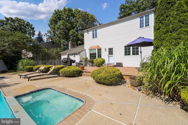 9 FOREST HILL DR, Cherry Hill, NJ 08003