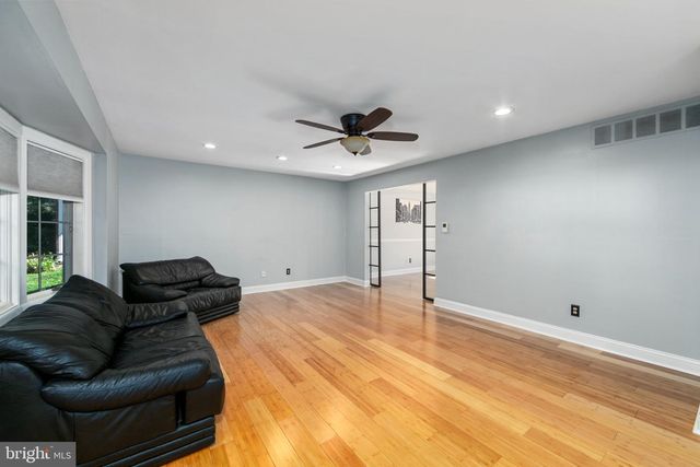 9 FOREST HILL DR, Cherry Hill, NJ 08003
