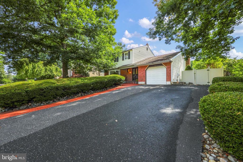 9 FOREST HILL DR, Cherry Hill, NJ 08003