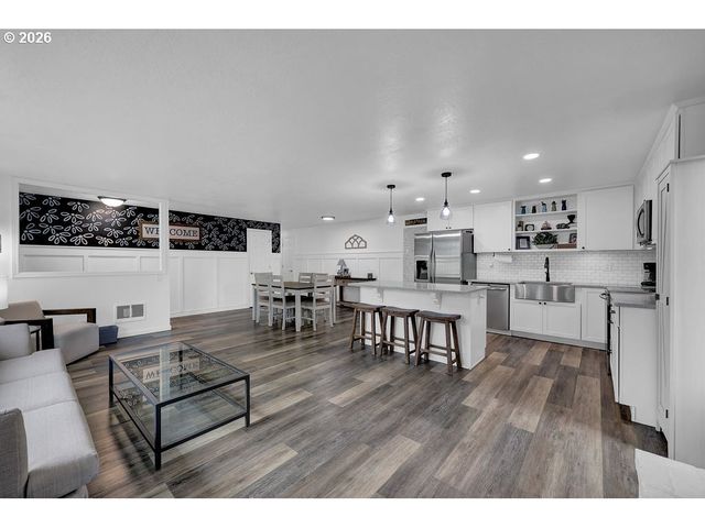 2278 ROSE BLOSSOM Dr, Springfield, OR 97477