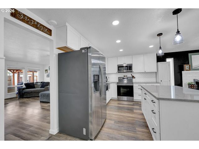 2278 ROSE BLOSSOM Dr, Springfield, OR 97477