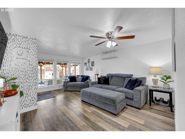 2278 ROSE BLOSSOM Dr, Springfield, OR 97477