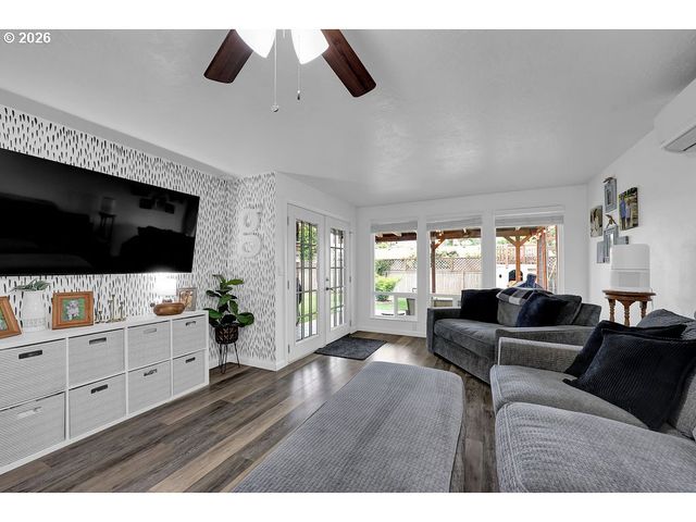 2278 ROSE BLOSSOM Dr, Springfield, OR 97477