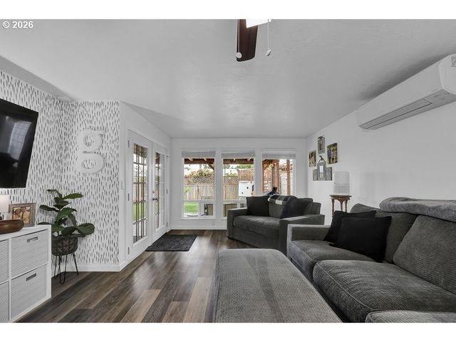 2278 ROSE BLOSSOM Dr, Springfield, OR 97477