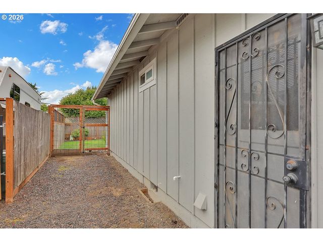 2278 ROSE BLOSSOM Dr, Springfield, OR 97477