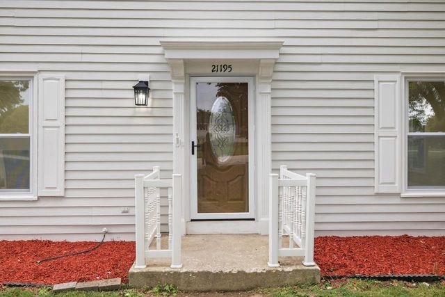 21195 Bramblewood TRAIL, Brookfield, WI 53045