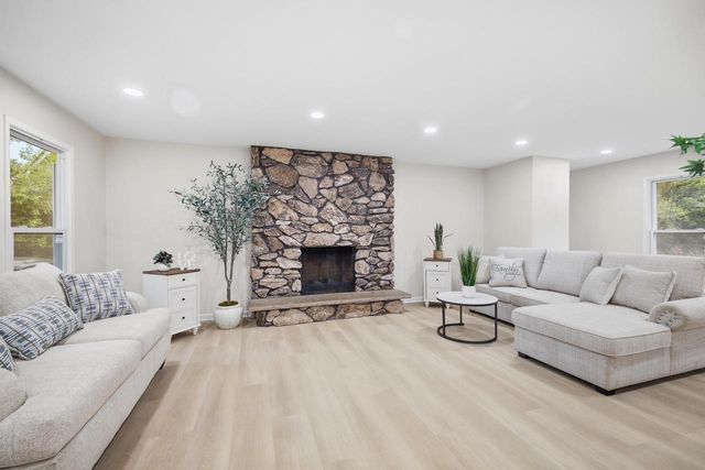 21195 Bramblewood TRAIL, Brookfield, WI 53045
