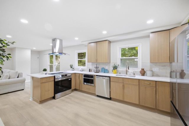 21195 Bramblewood TRAIL, Brookfield, WI 53045