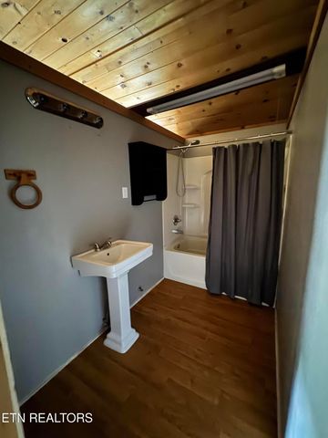 111 Stone St, Crossville, TN 38572