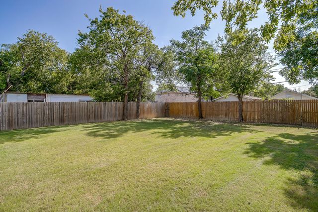 2613 Chestnut Avenue, Fort Worth, TX 76164