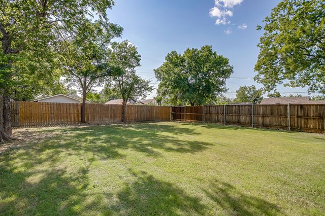 2613 Chestnut Avenue, Fort Worth, TX 76164