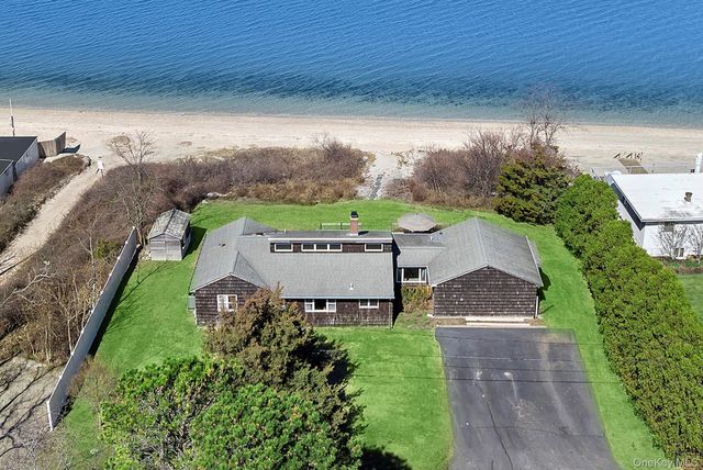 22 Peconic Crescent, Hampton Bays, NY 11946