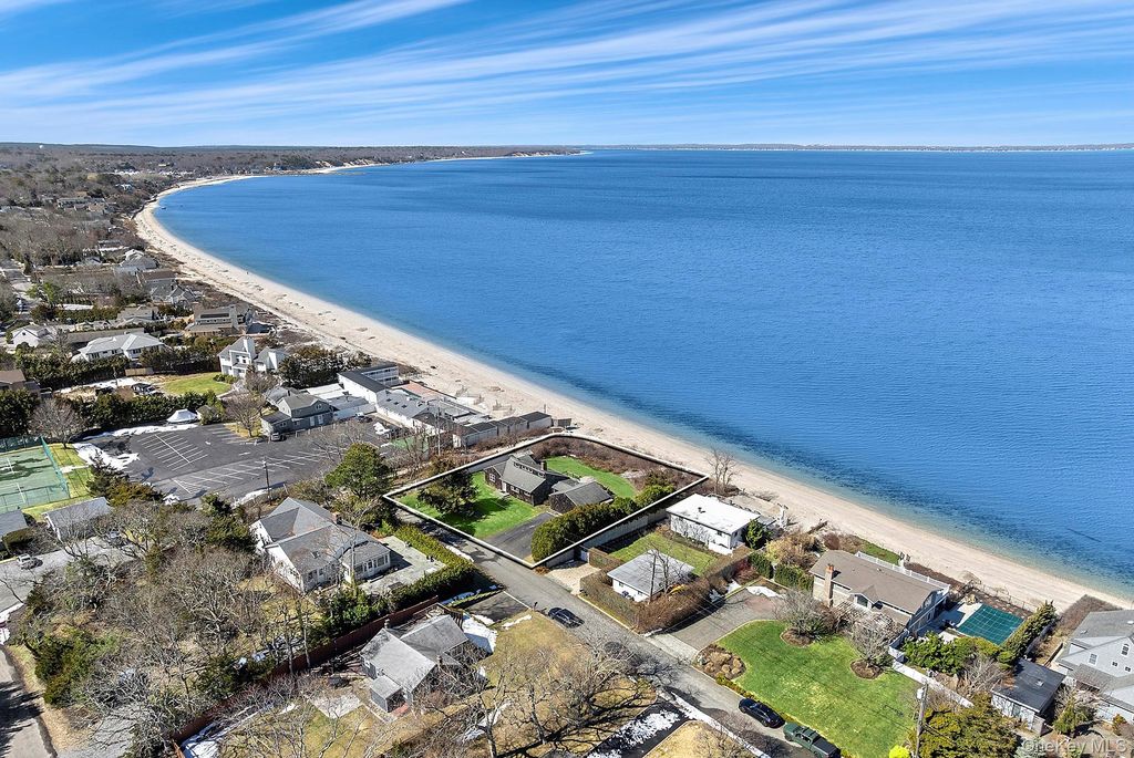 22 Peconic Crescent, Hampton Bays, NY 11946