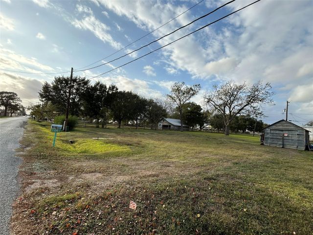 810 Morris Street, East Bernard, TX 77435