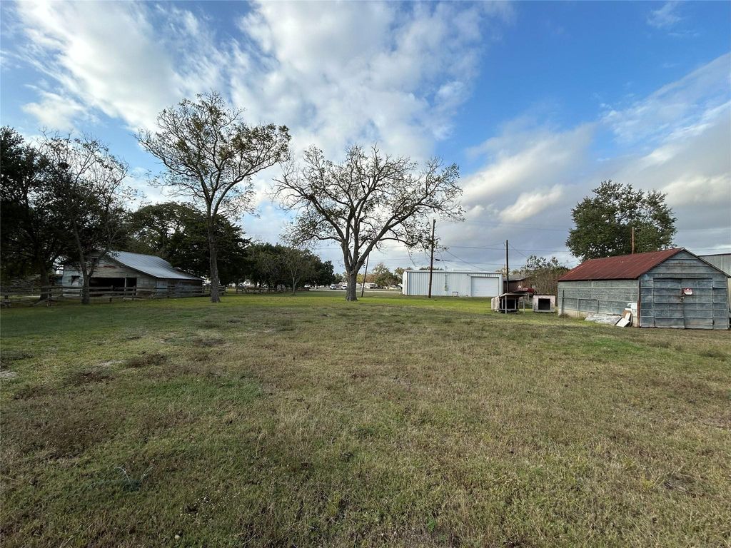 810 Morris Street, East Bernard, TX 77435