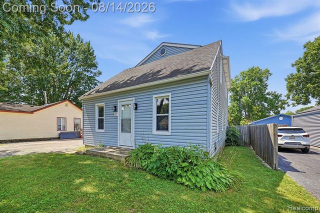 477 Marion Avenue, Waterford, MI 48328