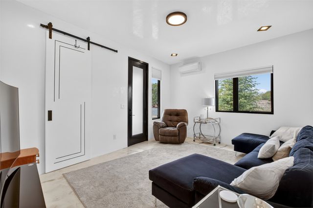 25 Calle Milpa, Santa Fe, NM 87507