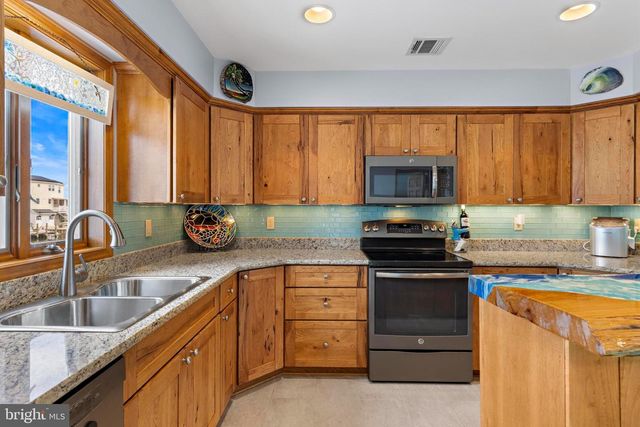 36 JENNIE DR, Manahawkin, NJ 08050