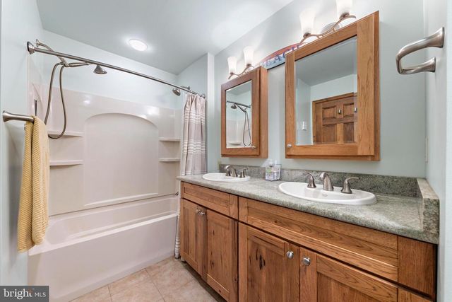 36 JENNIE DR, Manahawkin, NJ 08050