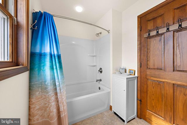 36 JENNIE DR, Manahawkin, NJ 08050