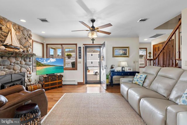 36 JENNIE DR, Manahawkin, NJ 08050