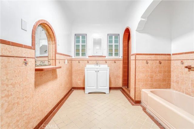 162 W 65th Street, Los Angeles, CA 90003