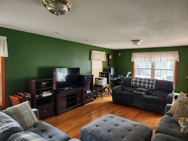 33 Guerin St, Chicopee, MA 01020