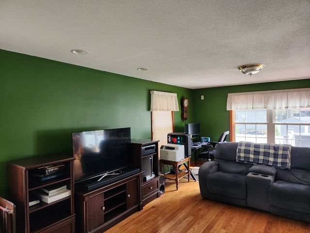 33 Guerin St, Chicopee, MA 01020