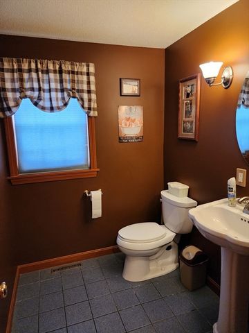 33 Guerin St, Chicopee, MA 01020